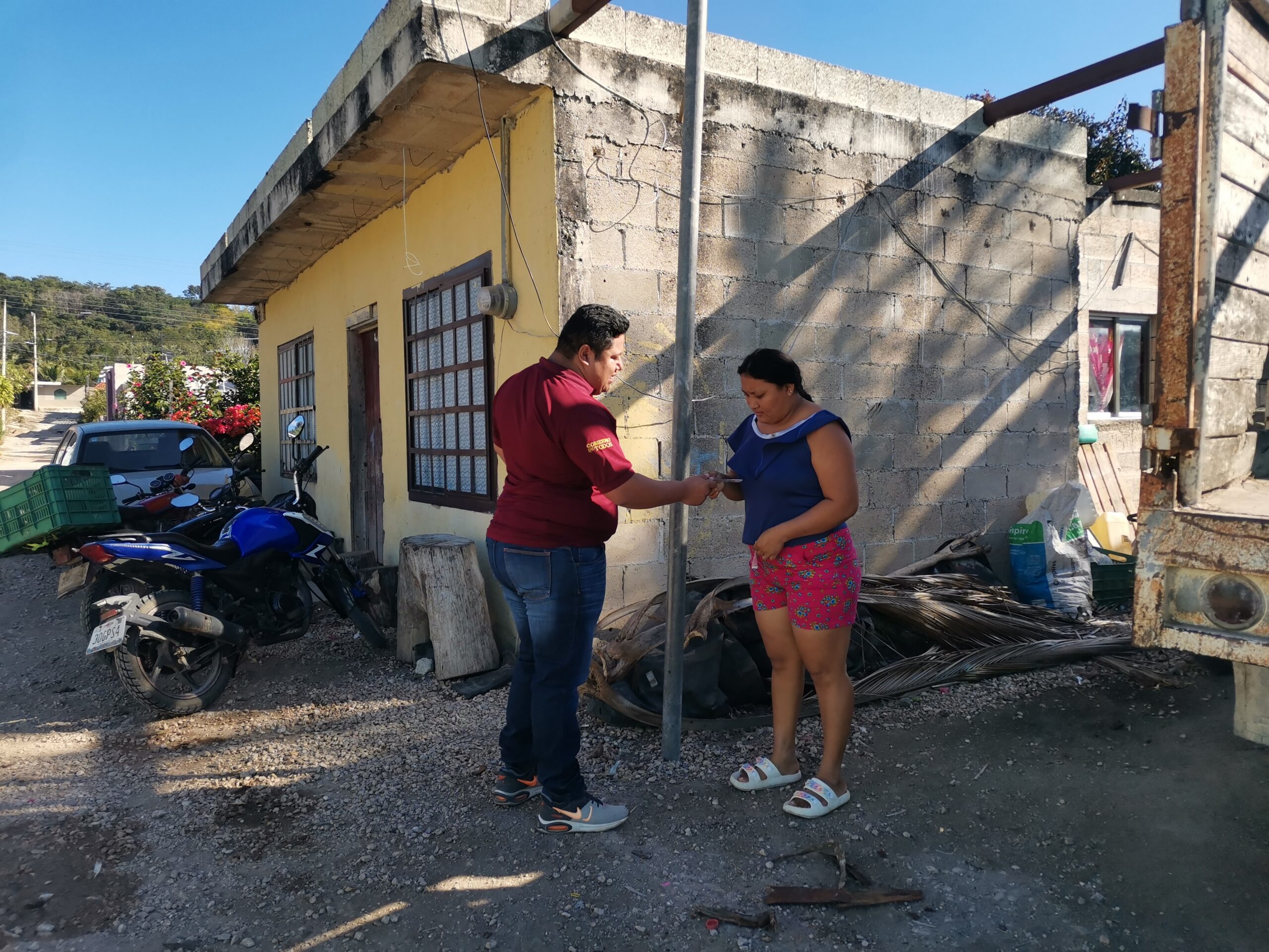 VOLANTEO DEL ICAT ACCIÓN MÓVIL SEYBAPLAYA EN LA COMUNIDAD DE XKEULIL DE ESTE MUNICIPIO