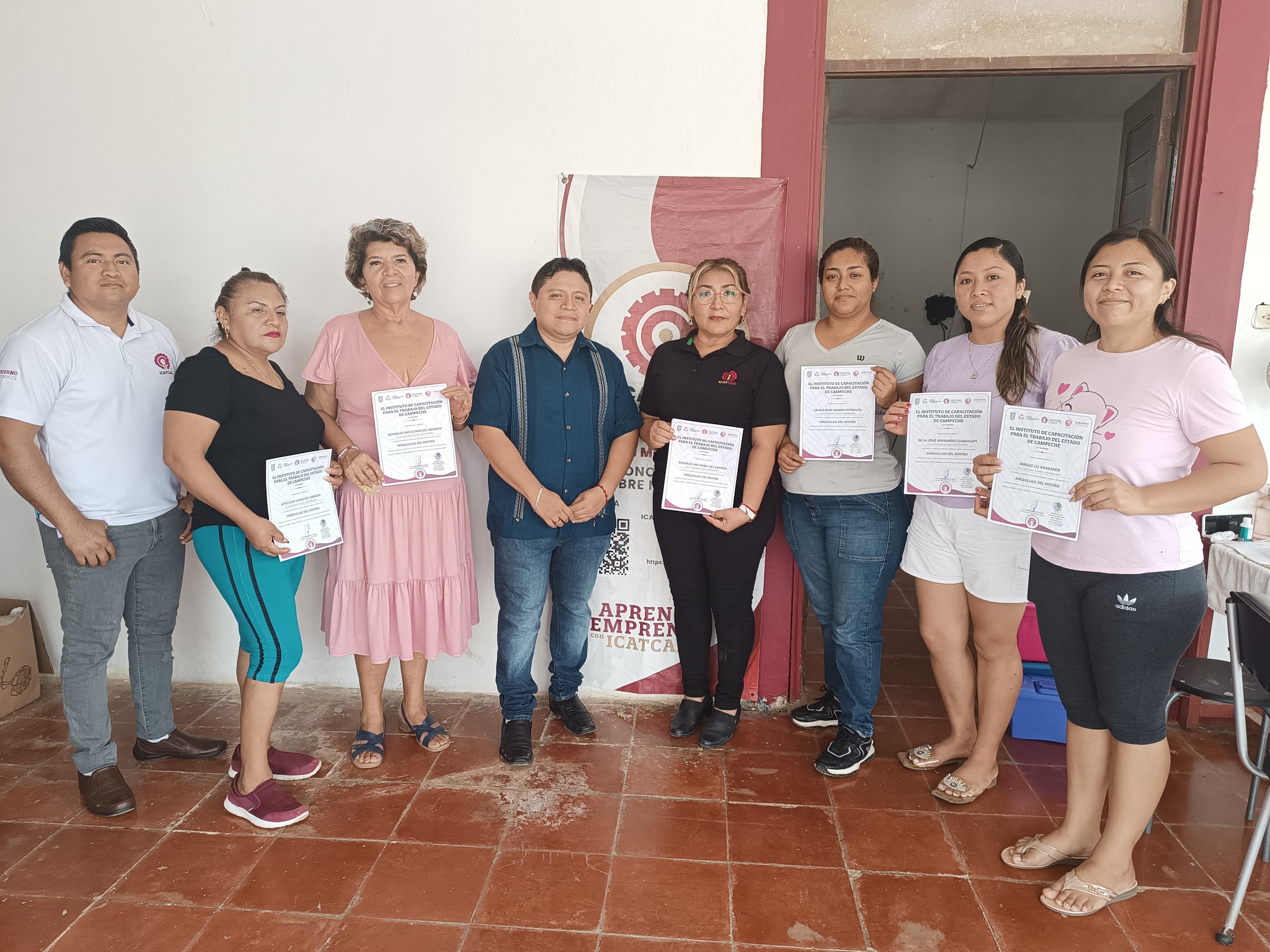 EL ICAT ACCION MOVIL TENABO REALIZA ENTREGA DE CONSTANCIAS A ALUMNOS QUE FINALIZARON LOS CURSOS CORRESPONDIENTES AL MES DE ENERO