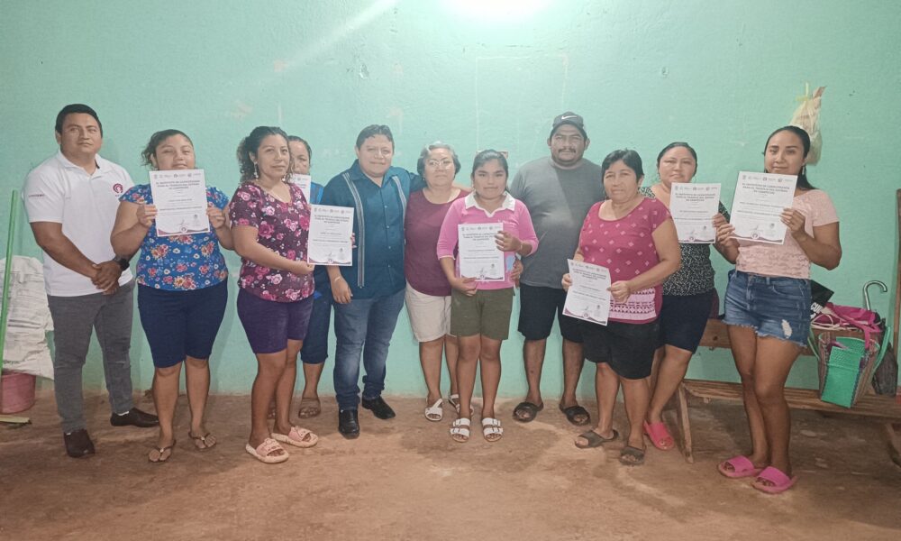 EL ICAT ACCION MOVIL TENABO REALIZA ENTREGA DE CONSTANCIAS A ALUMNOS QUE FINALIZARON LOS CURSOS CORRESPONDIENTES AL MES DE ENERO