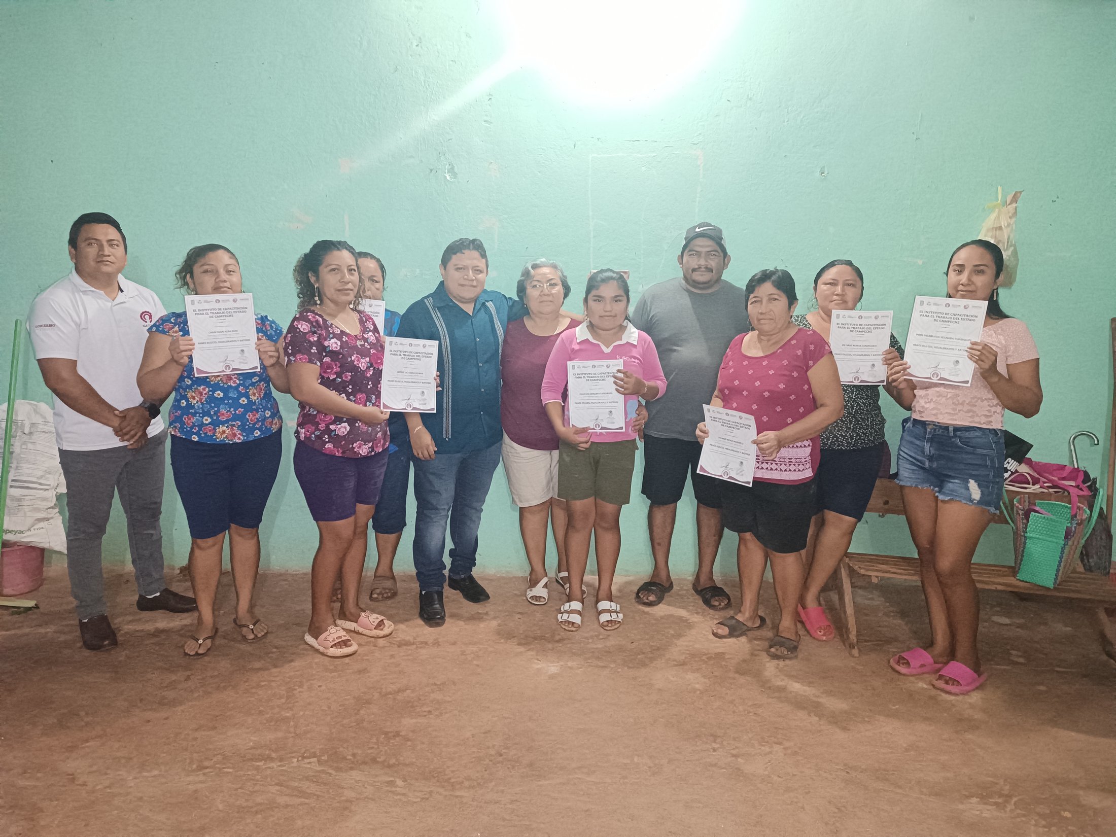 EL ICAT ACCION MOVIL TENABO REALIZA ENTREGA DE CONSTANCIAS A ALUMNOS QUE FINALIZARON LOS CURSOS CORRESPONDIENTES AL MES DE ENERO