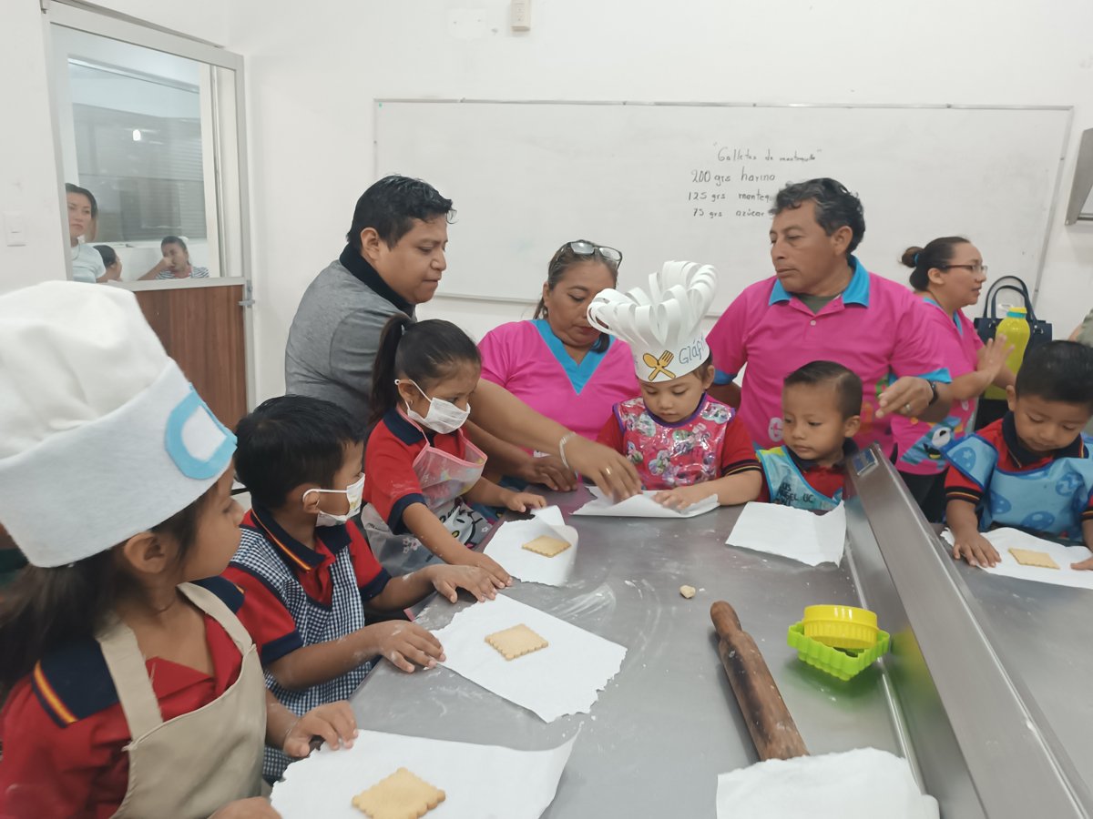 CLASE MUESTRA DE ELABORACIÓN Y DECORACIÓN DE GALLETAS PARA EL JARDÍN DE NIÑOS “JACINTO CANEK” DEL MUNICIPIO DE TENABO