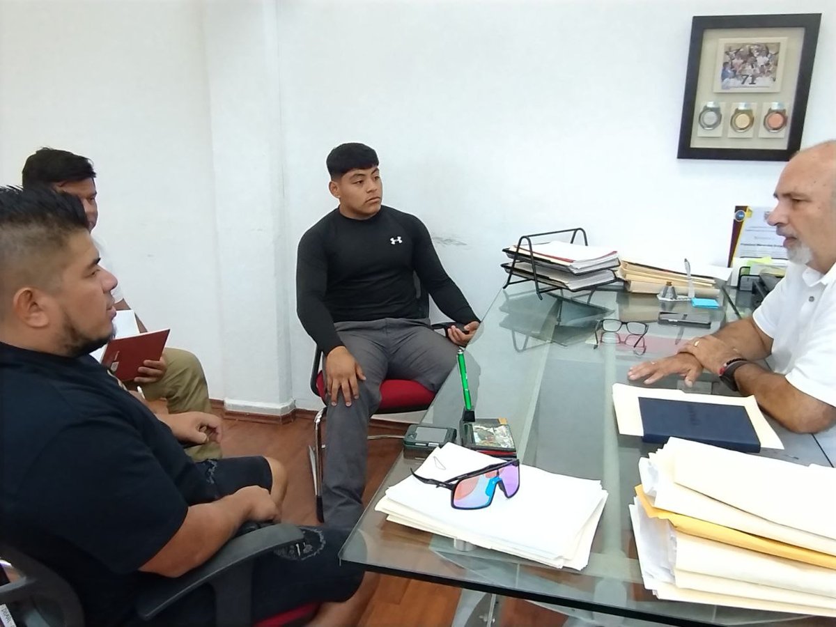 RECIBE DIRECTOR DEL INDECAM AL PESISTA ANGEL CASTELLANO Y A SU ENTRENADOR JAVIER TAMAYO