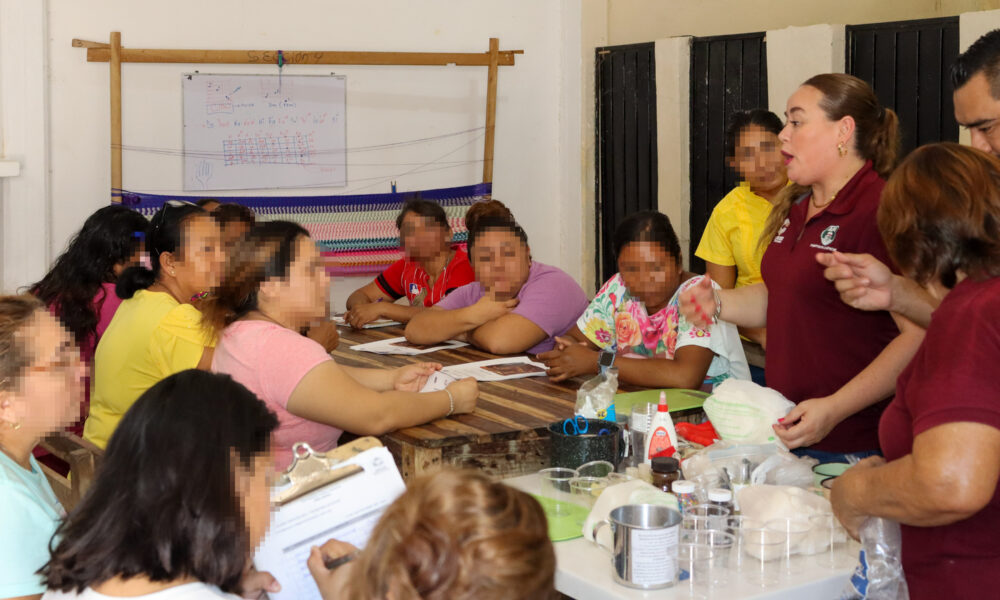 MUJERES PRIVADAS DE SU LIBERTAD APRENDEN A ELABORAR VELADORAS ARTESANALES