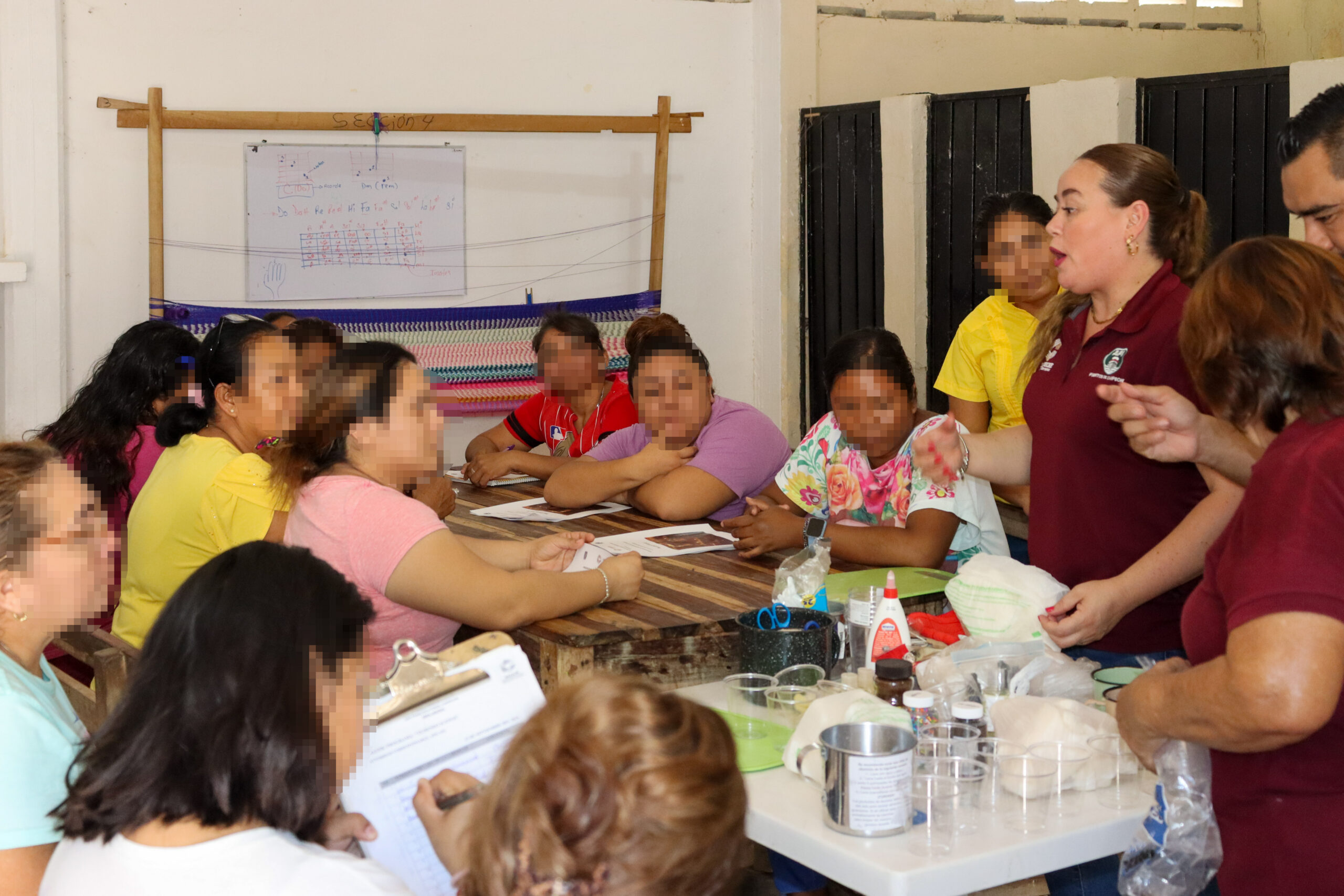 MUJERES PRIVADAS DE SU LIBERTAD APRENDEN A ELABORAR VELADORAS ARTESANALES