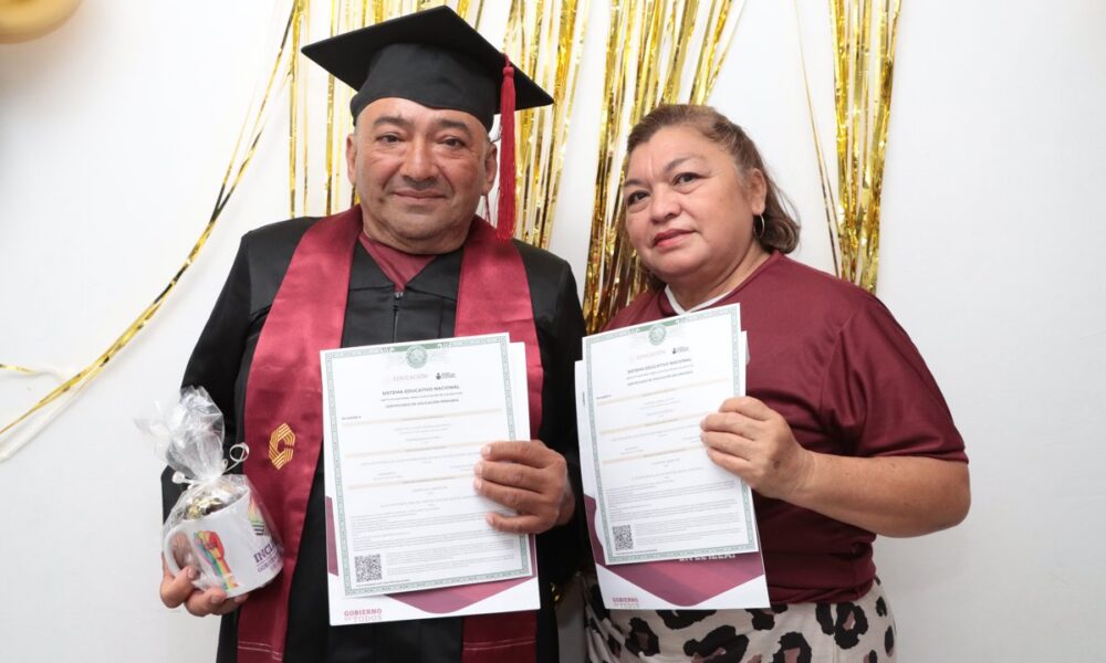 ENTREGA DE CERTIFICADOS DE NIVEL PRIMARIA Y SECUNDARIA EN EL CENTRO DE DESARROLLO COMUNITARIO DE LINDAVISTA