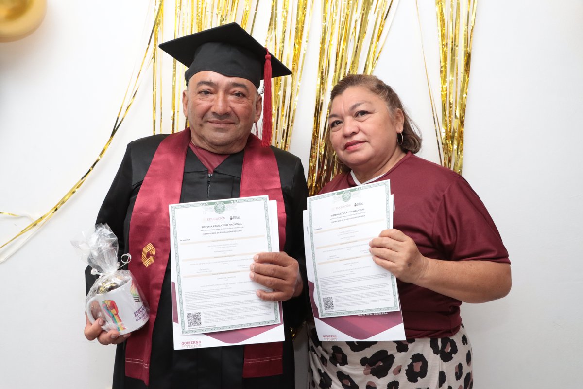 ENTREGA DE CERTIFICADOS DE NIVEL PRIMARIA Y SECUNDARIA EN EL CENTRO DE DESARROLLO COMUNITARIO DE LINDAVISTA