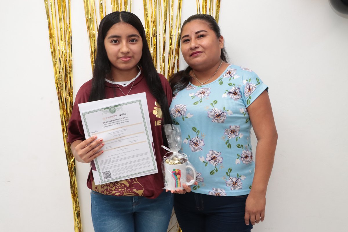 ENTREGA DE CERTIFICADOS DE NIVEL PRIMARIA Y SECUNDARIA EN EL CENTRO DE DESARROLLO COMUNITARIO DE LINDAVISTA