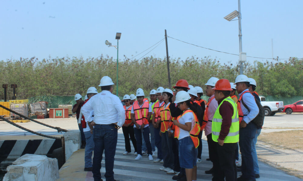 ESTUDIANTES DE LA UTECAM VISITAN PUERTO ISLA DEL CARMEN