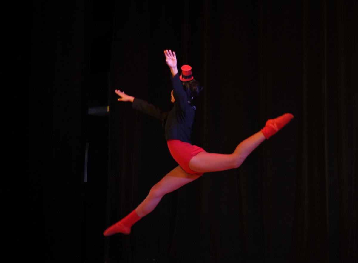 EXITOSA CLAUSURA SEMESTRAL DE TALLERES DE DANZA EN EL CENTRO CULTURAL "EL CLAUSTRO"