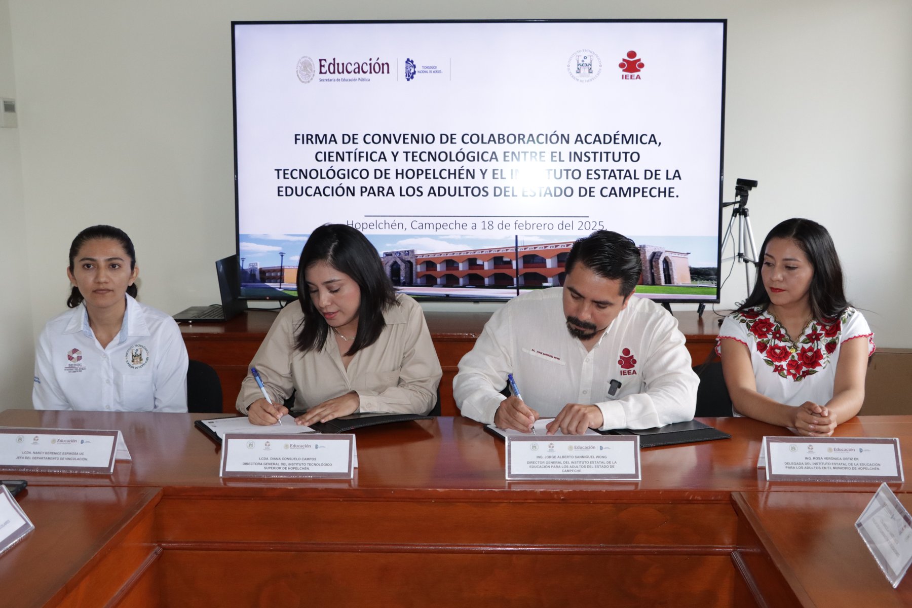 IEEA FIRMA CONVENIO CON TECNOLÓGICO SUPERIOR DE HOPELCHÉN POR LA ALFABETIZACIÓN
