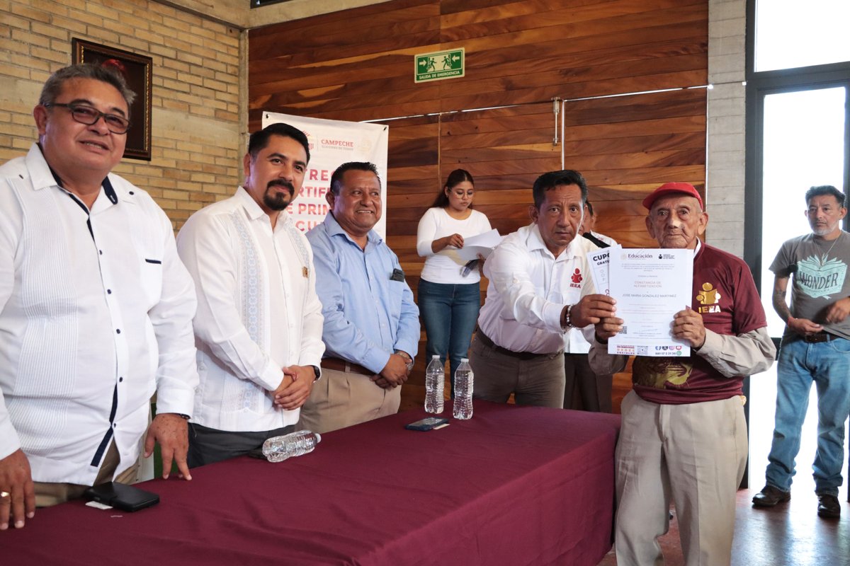 ENTREGA DE CONSTANCIAS DE ALFABETIZACIÓN Y CERTIFICADOS DE PRIMARIA Y SECUNDARIA EN EL MUNICIPIO DE ESCÁRCEGA