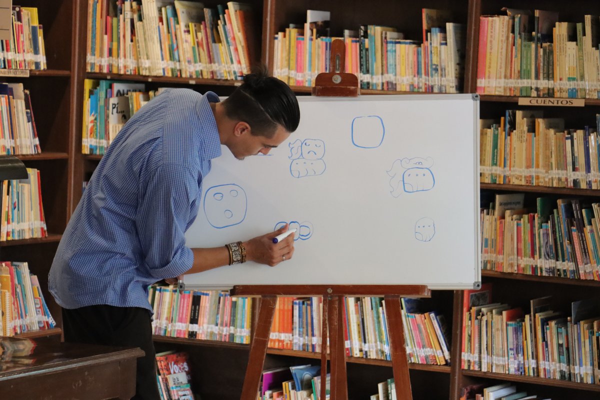 COMUNIDAD EXPLORA EN TALLER EL FASCINANTE MUNDO DEL GLIFO MAYA