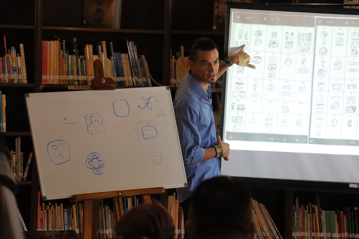 COMUNIDAD EXPLORA EN TALLER EL FASCINANTE MUNDO DEL GLIFO MAYA