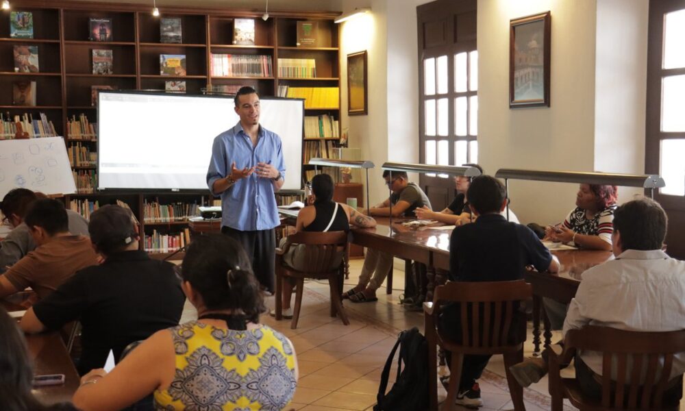 COMUNIDAD EXPLORA EN TALLER EL FASCINANTE MUNDO DEL GLIFO MAYA