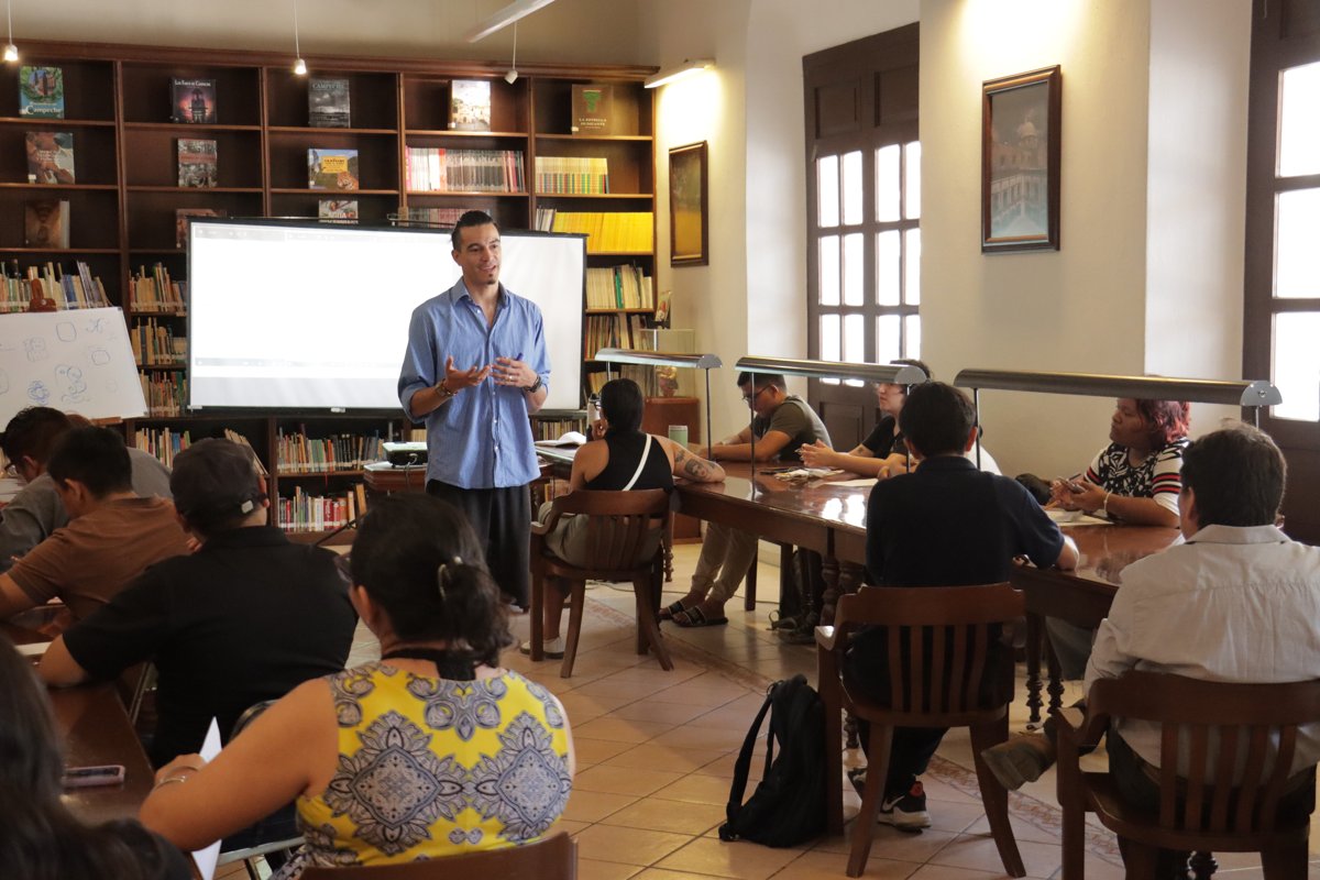 COMUNIDAD EXPLORA EN TALLER EL FASCINANTE MUNDO DEL GLIFO MAYA