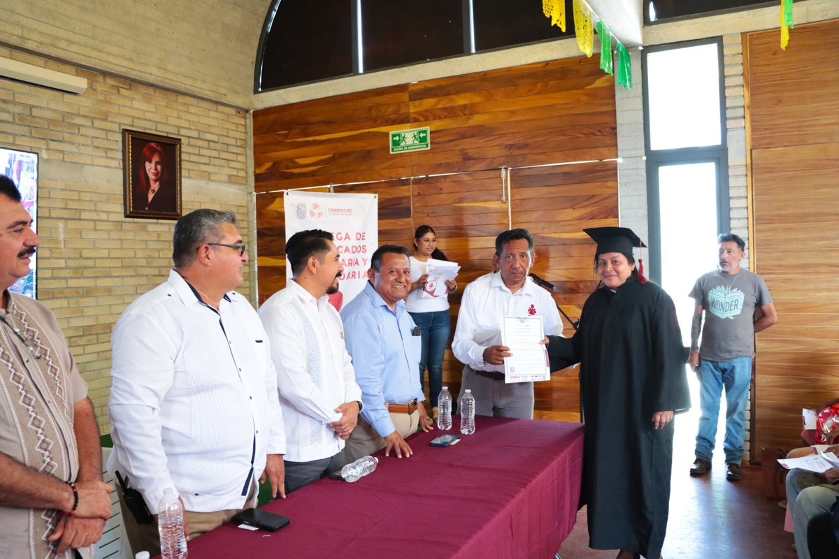 ENTREGA DE CONSTANCIAS DE ALFABETIZACIÓN Y CERTIFICADOS DE PRIMARIA Y SECUNDARIA EN EL MUNICIPIO DE ESCÁRCEGA