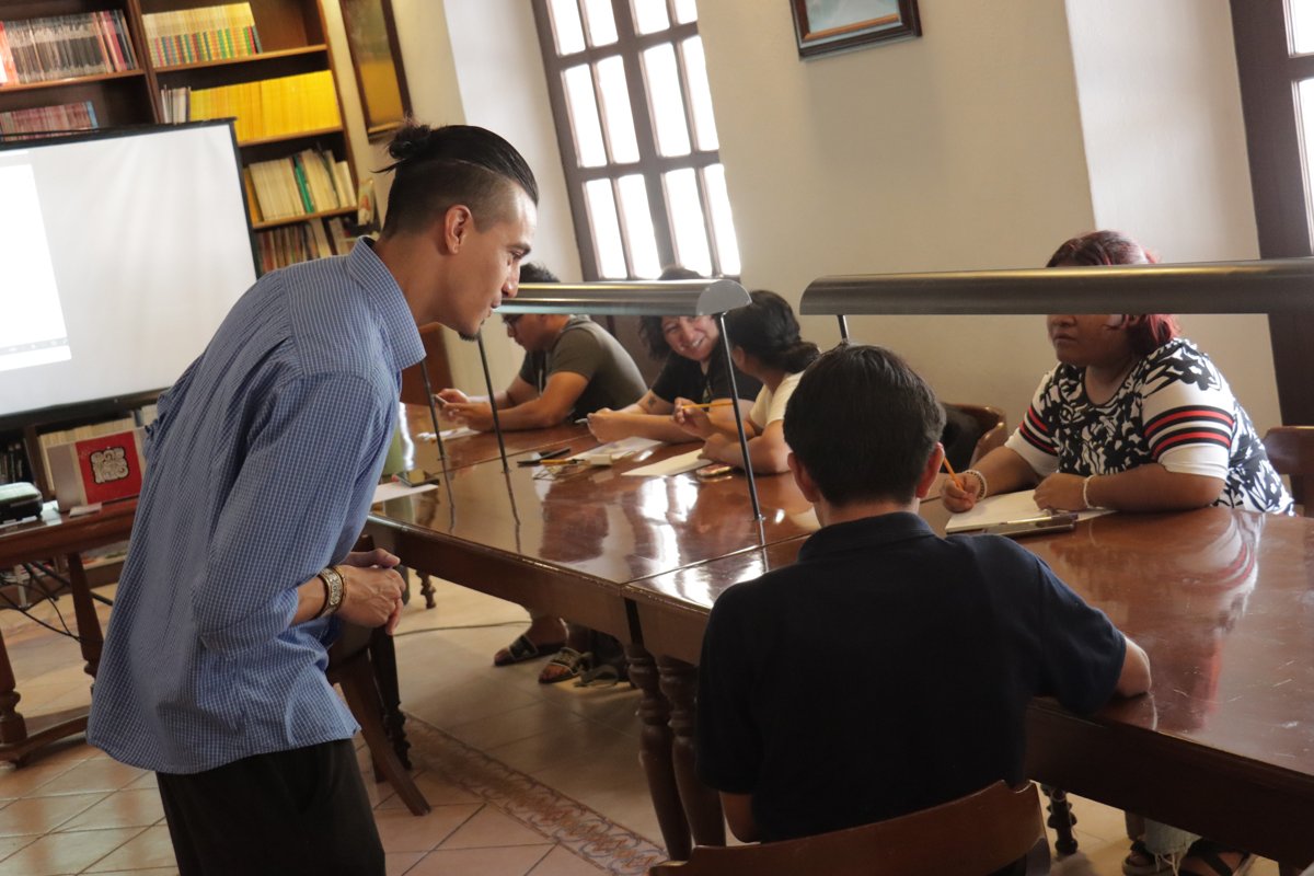 COMUNIDAD EXPLORA EN TALLER EL FASCINANTE MUNDO DEL GLIFO MAYA