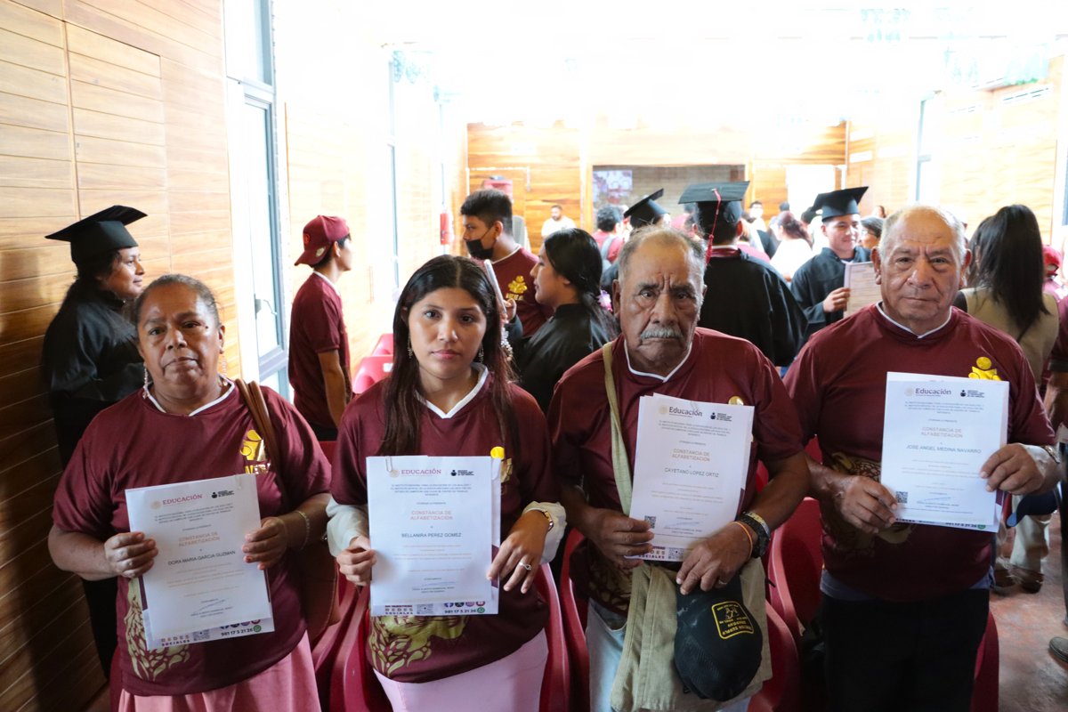 ENTREGA DE CONSTANCIAS DE ALFABETIZACIÓN Y CERTIFICADOS DE PRIMARIA Y SECUNDARIA EN EL MUNICIPIO DE ESCÁRCEGA