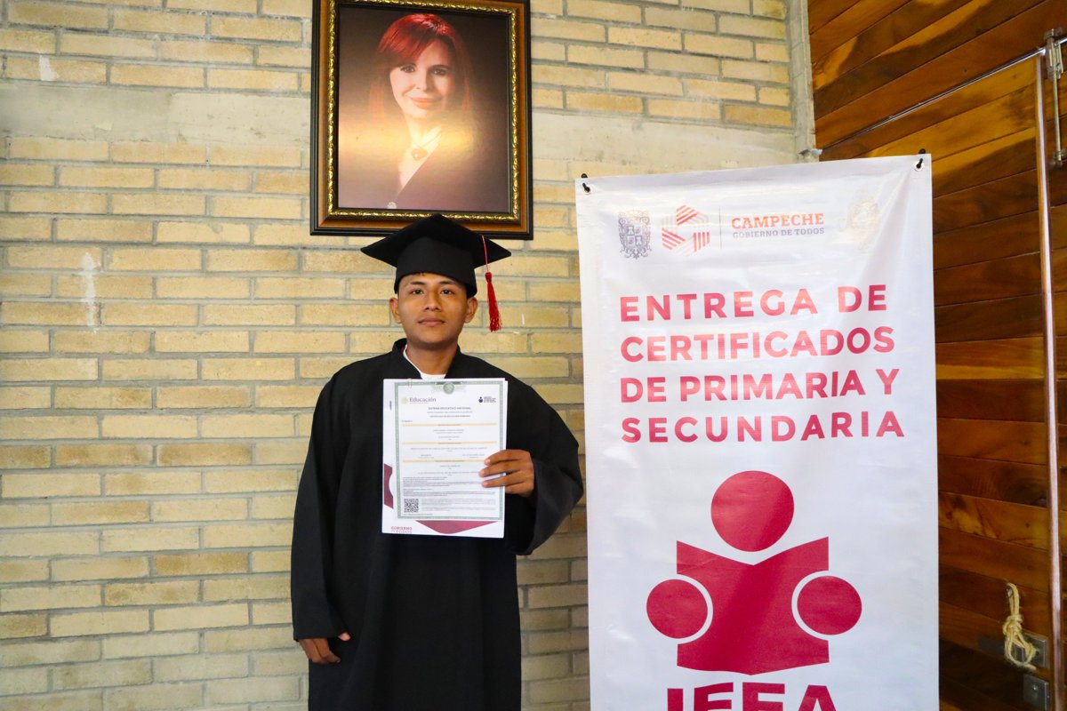 ENTREGA DE CONSTANCIAS DE ALFABETIZACIÓN Y CERTIFICADOS DE PRIMARIA Y SECUNDARIA EN EL MUNICIPIO DE ESCÁRCEGA