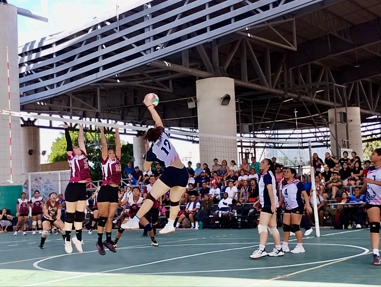 CAMPECHE Y CARMEN DIVIDEN PASES AL MACRO DE VOLEIBOL DE SALA
