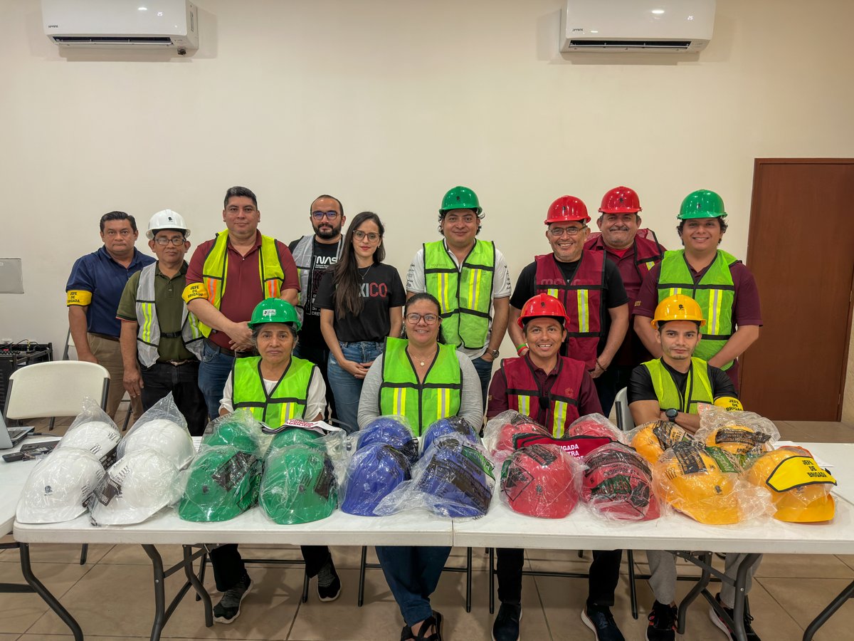 ENTREGA DE MATERIAL A BRIGADISTAS DEL ISSSTECAM