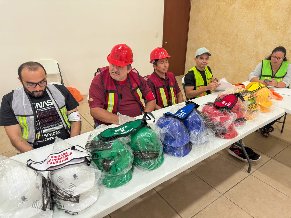 ENTREGA DE MATERIAL A BRIGADISTAS DEL ISSSTECAM