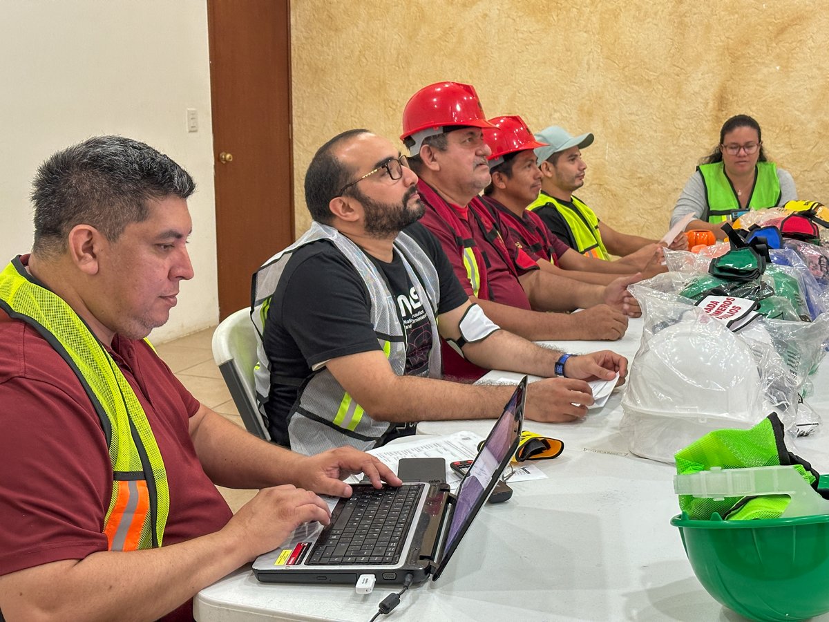ENTREGA DE MATERIAL A BRIGADISTAS DEL ISSSTECAM