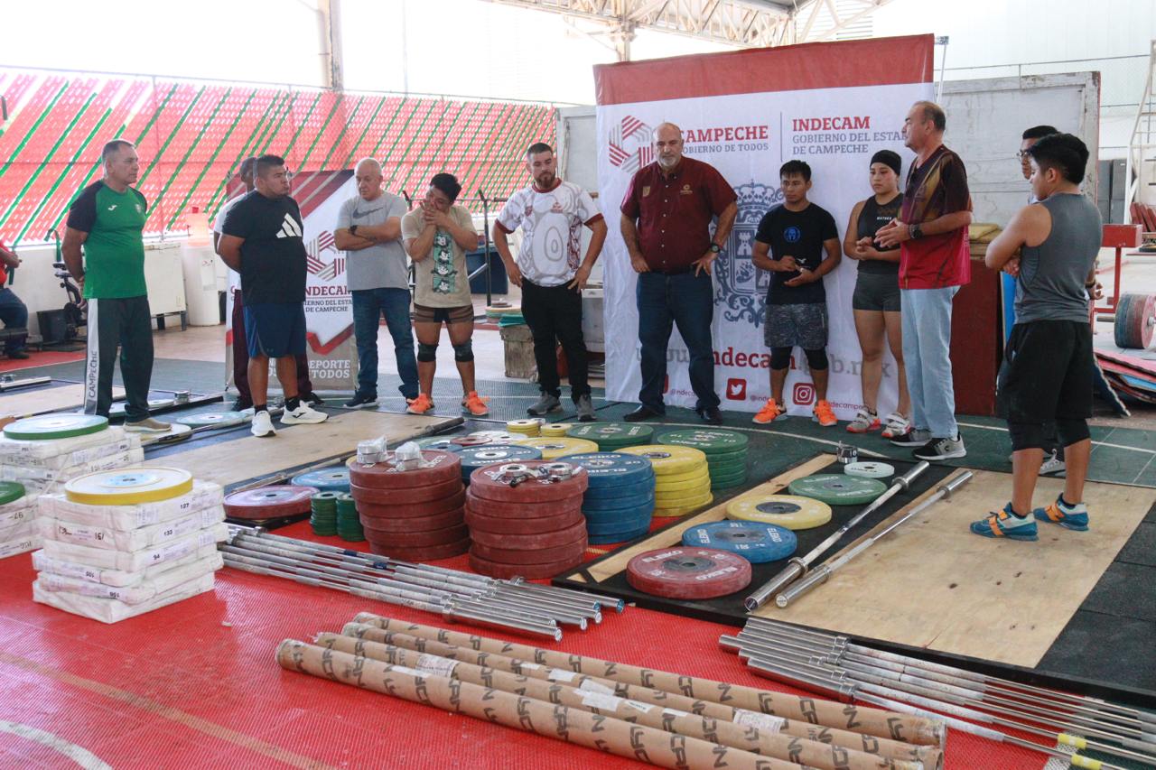 ENTREGA DIRECTOR DEL INDECAM EQUIPO PARA LA PRÁCTICA DE LA HALTEROFILIA