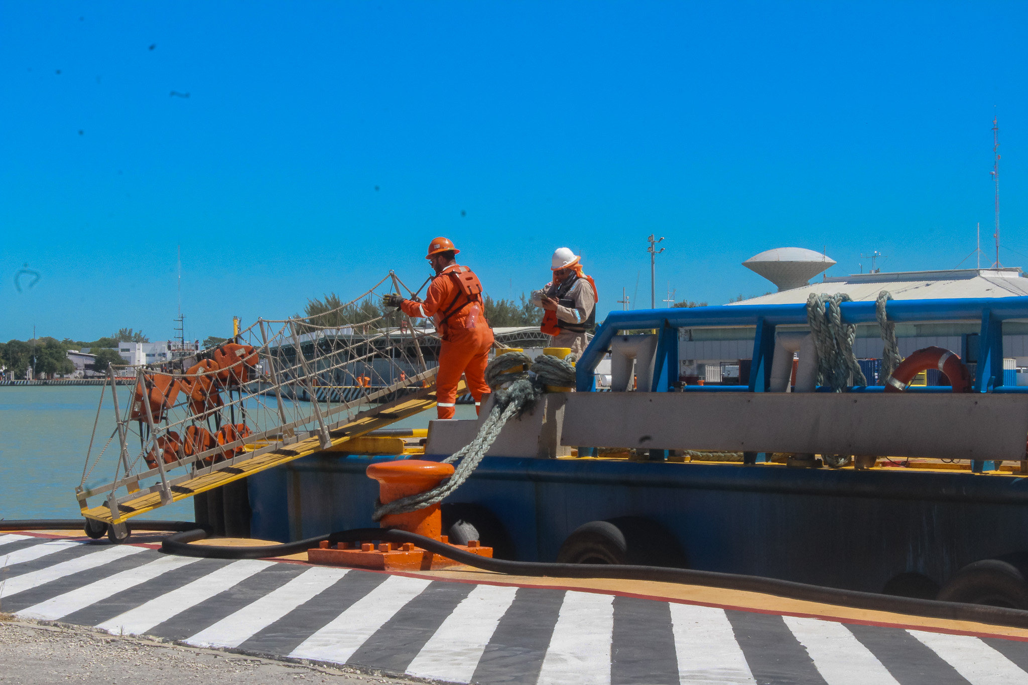 MÁS DE 100 MIL TRABAJADORES PETROLEROS MOVILIZADOS A TRAVÉS DEL PUERTO ISLA DEL CARMEN