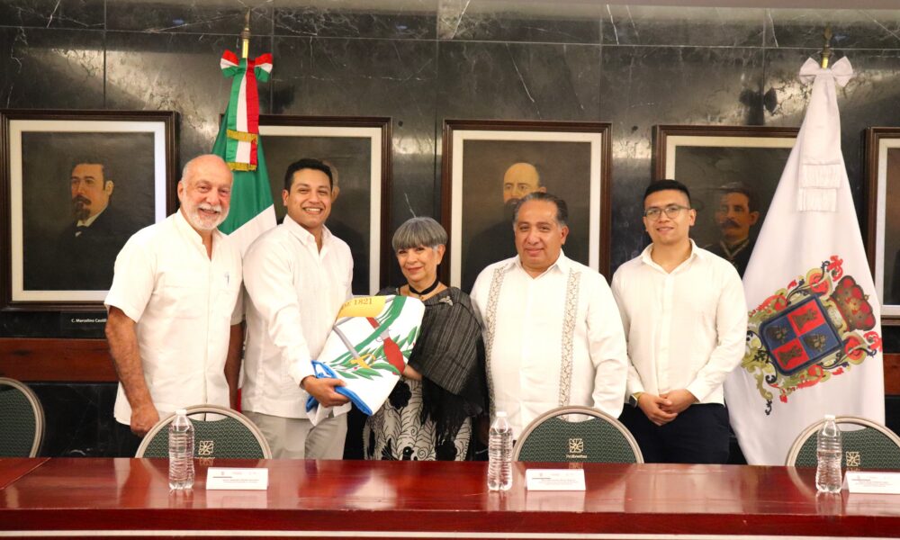 VICECÓNSUL DE GUATEMALA ENTREGA BANDERA DE SU PAÍS A LA APCEC