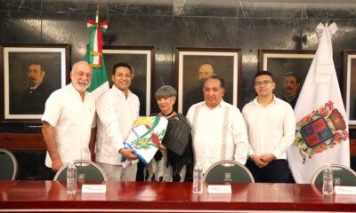 VICECÓNSUL DE GUATEMALA ENTREGA BANDERA DE SU PAÍS A LA APCEC