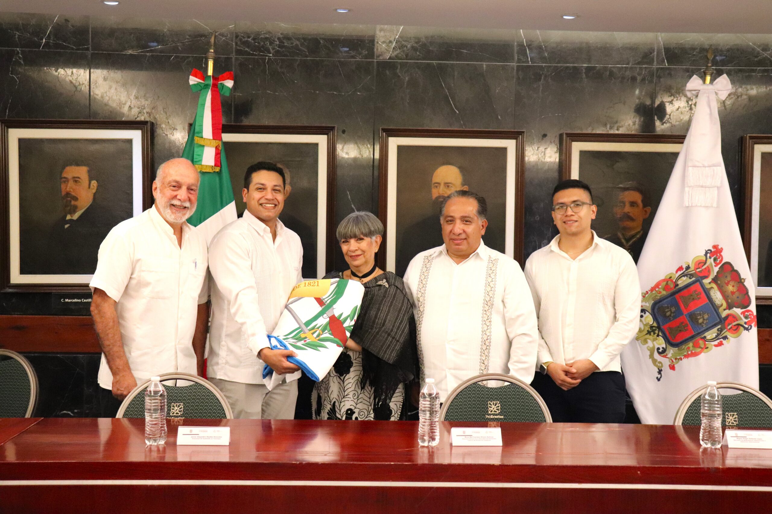 VICECÓNSUL DE GUATEMALA ENTREGA BANDERA DE SU PAÍS A LA APCEC
