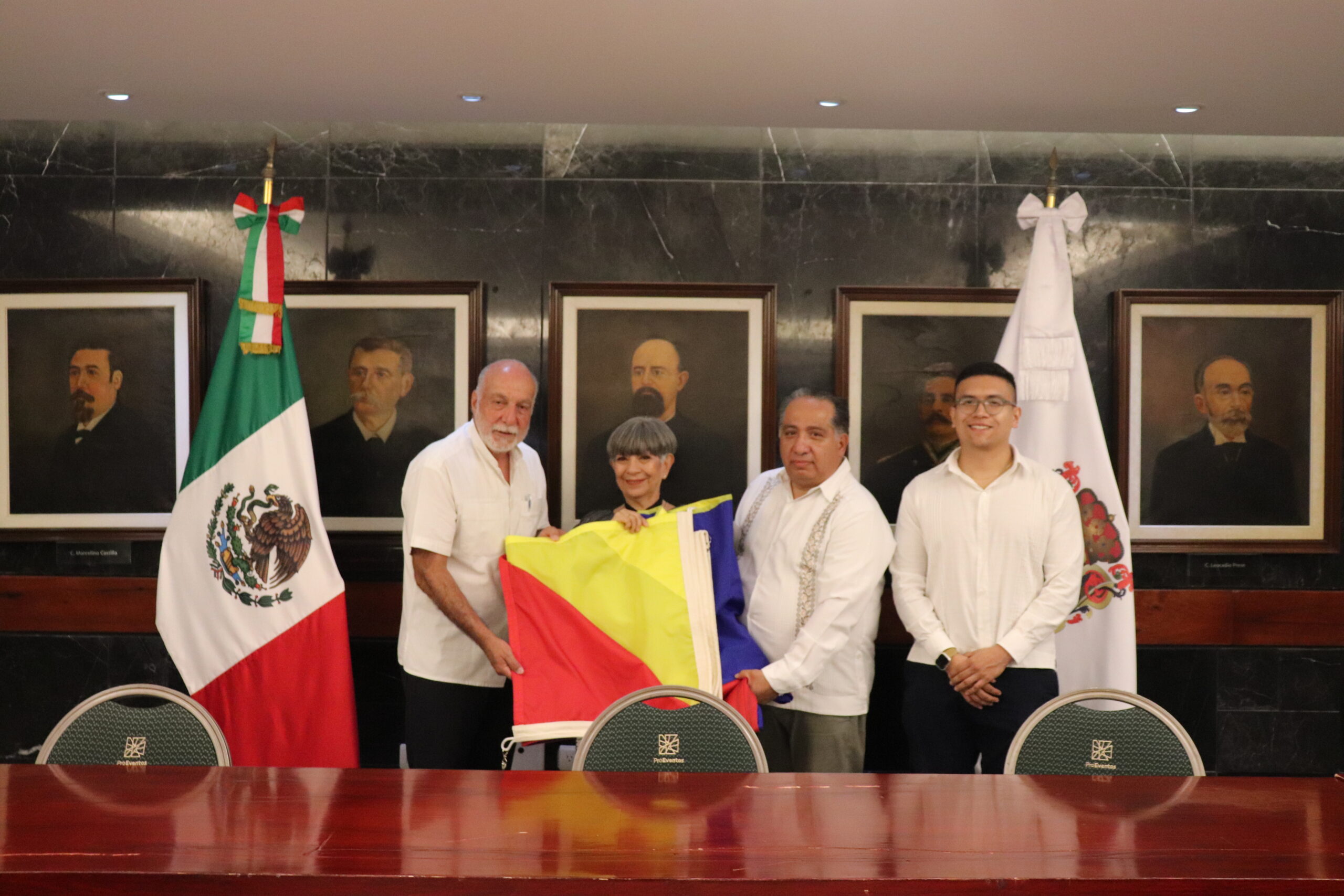 APCEC RECIBE LÁBAROS PATRIOS DE NACIONES HERMANAS DE LATINOAMÉRICA