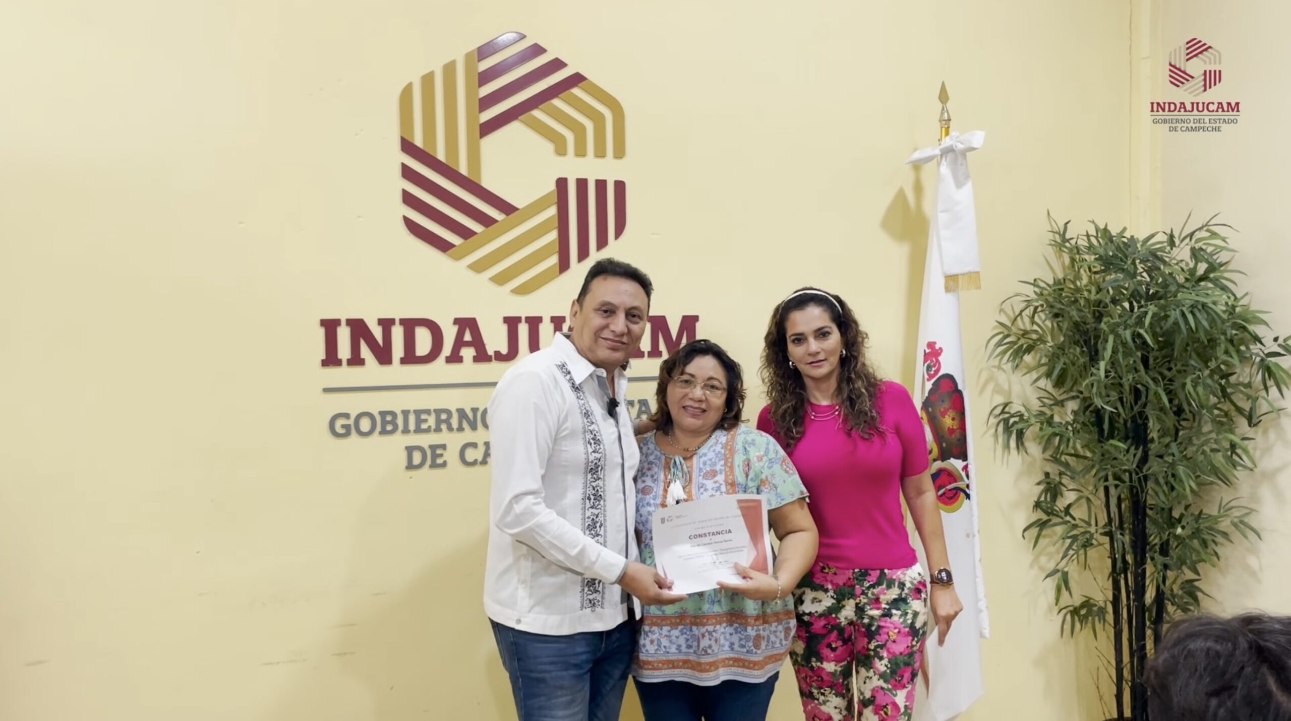 ENTREGAN CONSTANCIAS DEL TALLER DE SALUD MENTAL EN EL INDAJUCAM