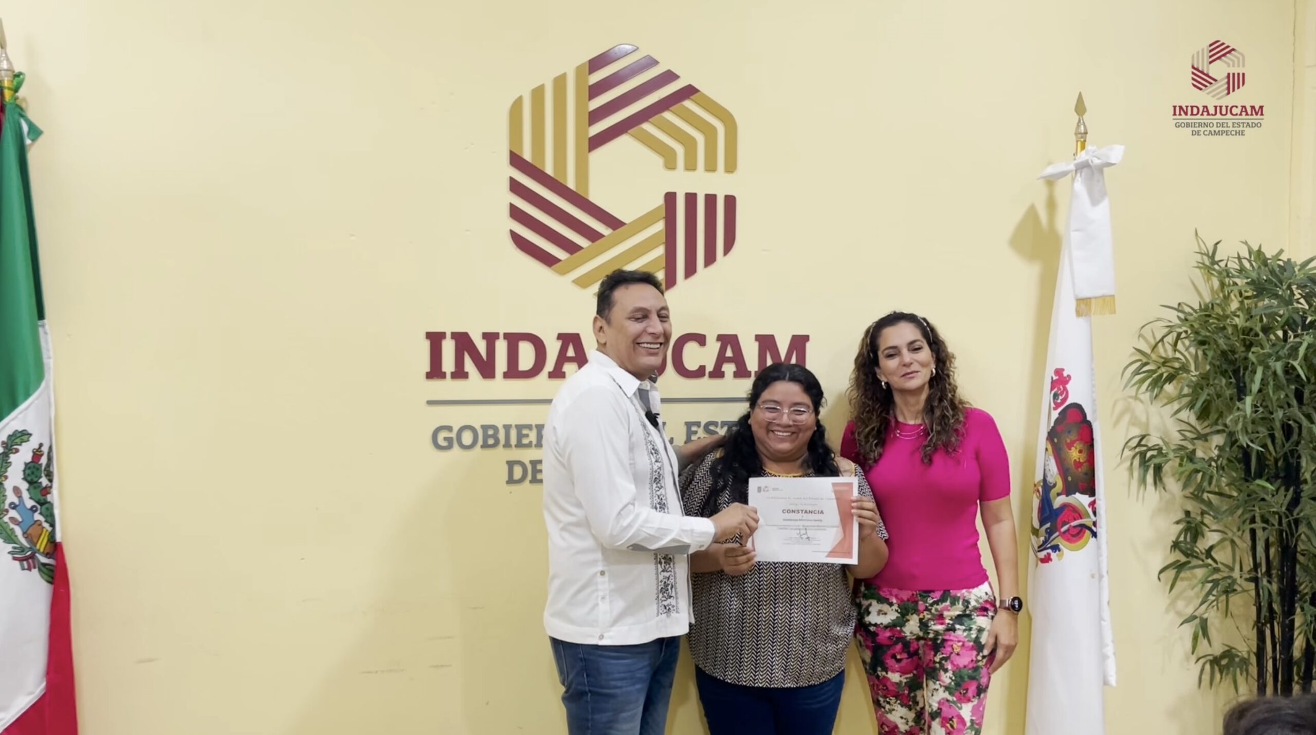 ENTREGAN CONSTANCIAS DEL TALLER DE SALUD MENTAL EN EL INDAJUCAM