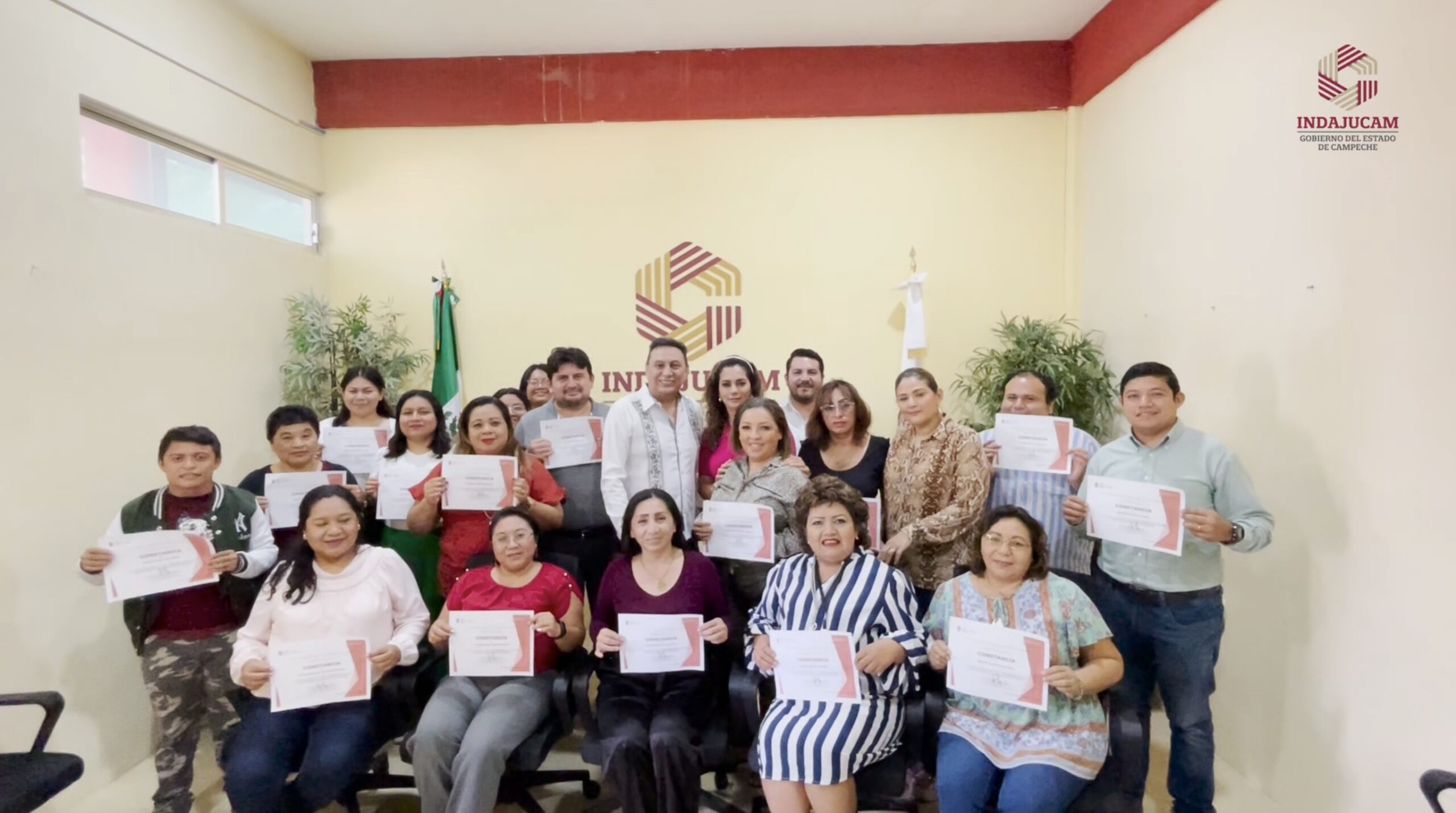 ENTREGAN CONSTANCIAS DEL TALLER DE SALUD MENTAL EN EL INDAJUCAM