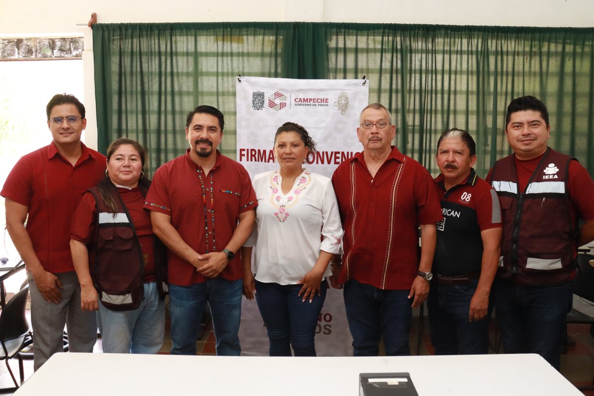 CAMPECHANOS SALEN DEL REZAGO EDUCATIVO CON ENTREGA DE CERTIFICADOS EN LA PLAZA 22 DE MARZO DE 1517