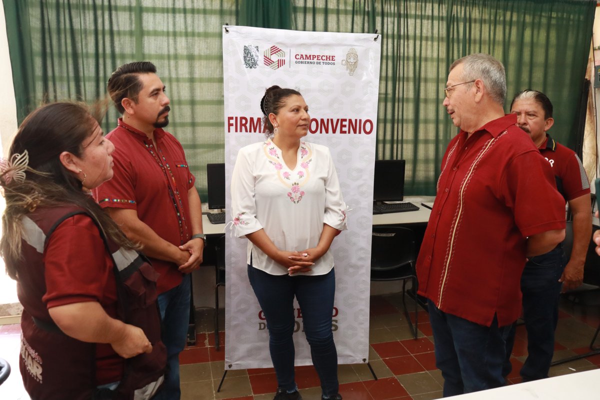 CAMPECHANOS SALEN DEL REZAGO EDUCATIVO CON ENTREGA DE CERTIFICADOS EN LA PLAZA 22 DE MARZO DE 1517