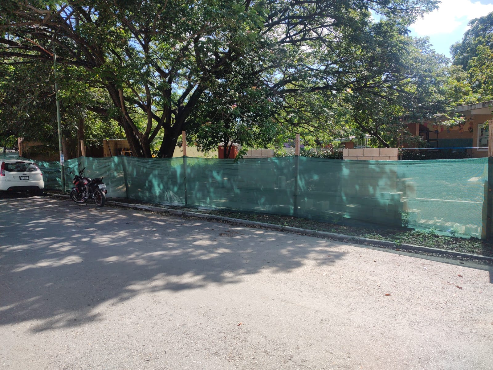 AVANCE EN LOS TRABAJOS DE CONSTRUCCIÓN DE LA BARDA PERIMETRAL DEL JARDÍN DE NIÑOS "JARDÍN DEL ARTE"