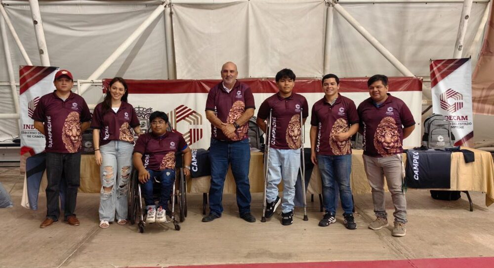 ENTREGAN UNIFORMES A DEPORTISTAS QUE VAN A OLIMPIADA NACIONAL CONADE 2025