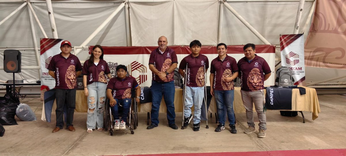 ENTREGAN UNIFORMES A DEPORTISTAS QUE VAN A OLIMPIADA NACIONAL CONADE 2025