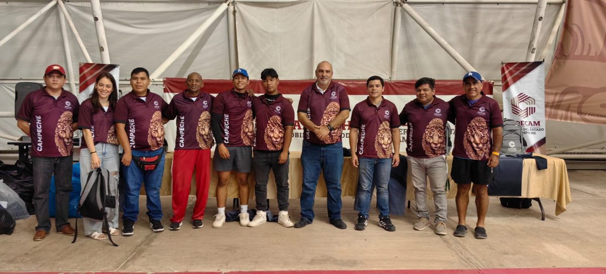 ENTREGAN UNIFORMES A DEPORTISTAS QUE VAN A OLIMPIADA NACIONAL CONADE 2025