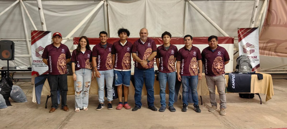 ENTREGAN UNIFORMES A DEPORTISTAS QUE VAN A OLIMPIADA NACIONAL CONADE 2025