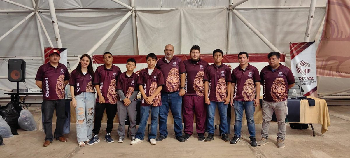 ENTREGAN UNIFORMES A DEPORTISTAS QUE VAN A OLIMPIADA NACIONAL CONADE 2025