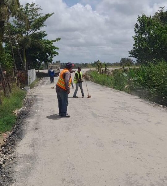 AVANCE EN LA PAVIMENTACIÓN Y MANTENIMIENTO DE DIVERSAS CALLES EN EL JUNCAL, PALIZADA
