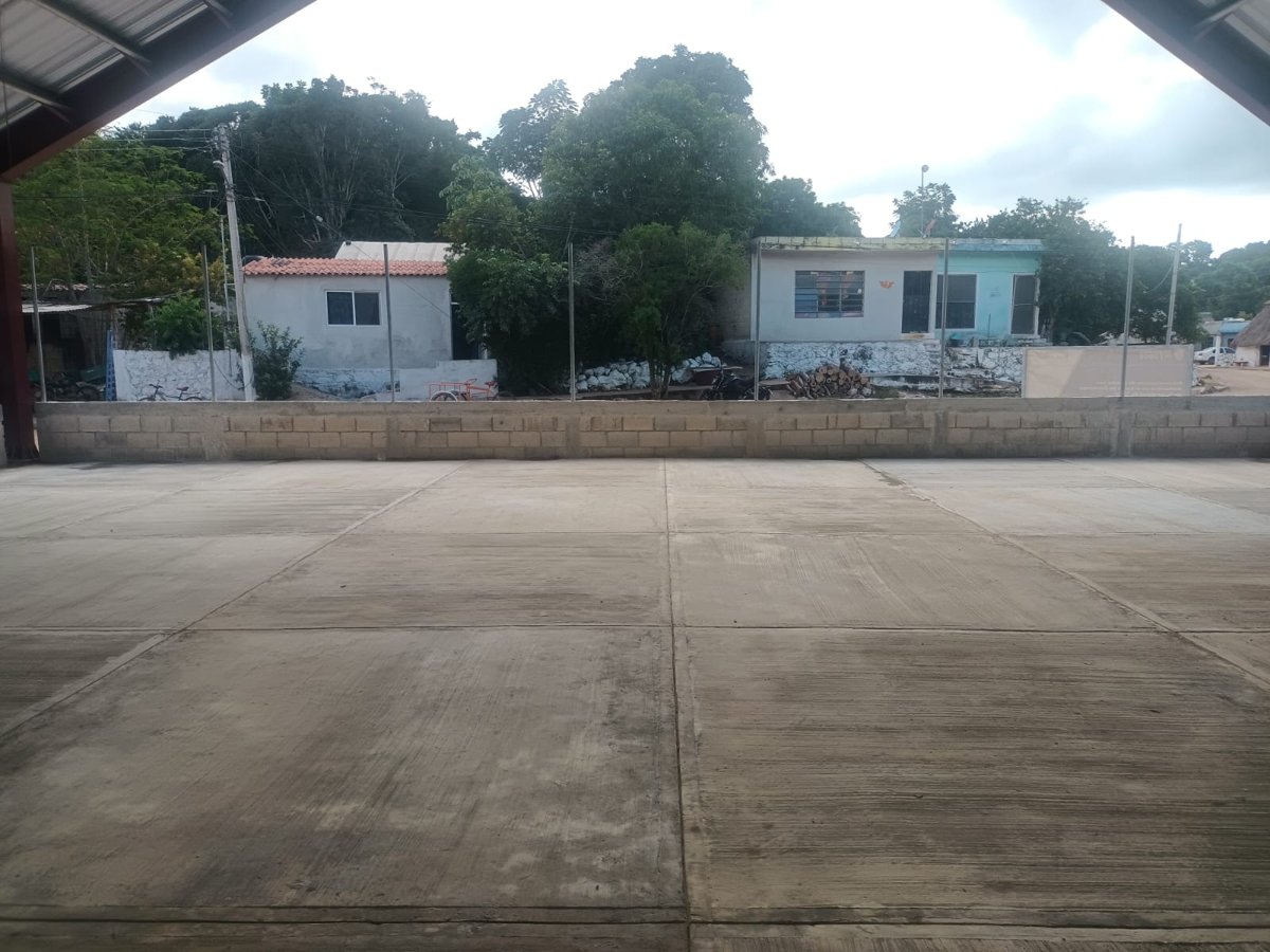 RECONSTRUCCIÓN DE CANCHA CON TECHUMBRE EN EL BARRIO DE GUADALUPE EN TINUN, TENABO