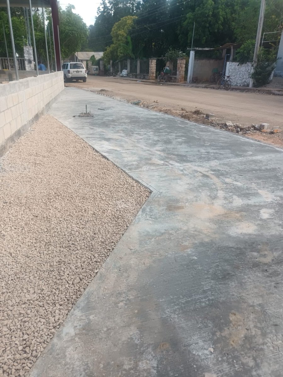 RECONSTRUCCIÓN DE CANCHA CON TECHUMBRE EN EL BARRIO DE GUADALUPE EN TINUN, TENABO