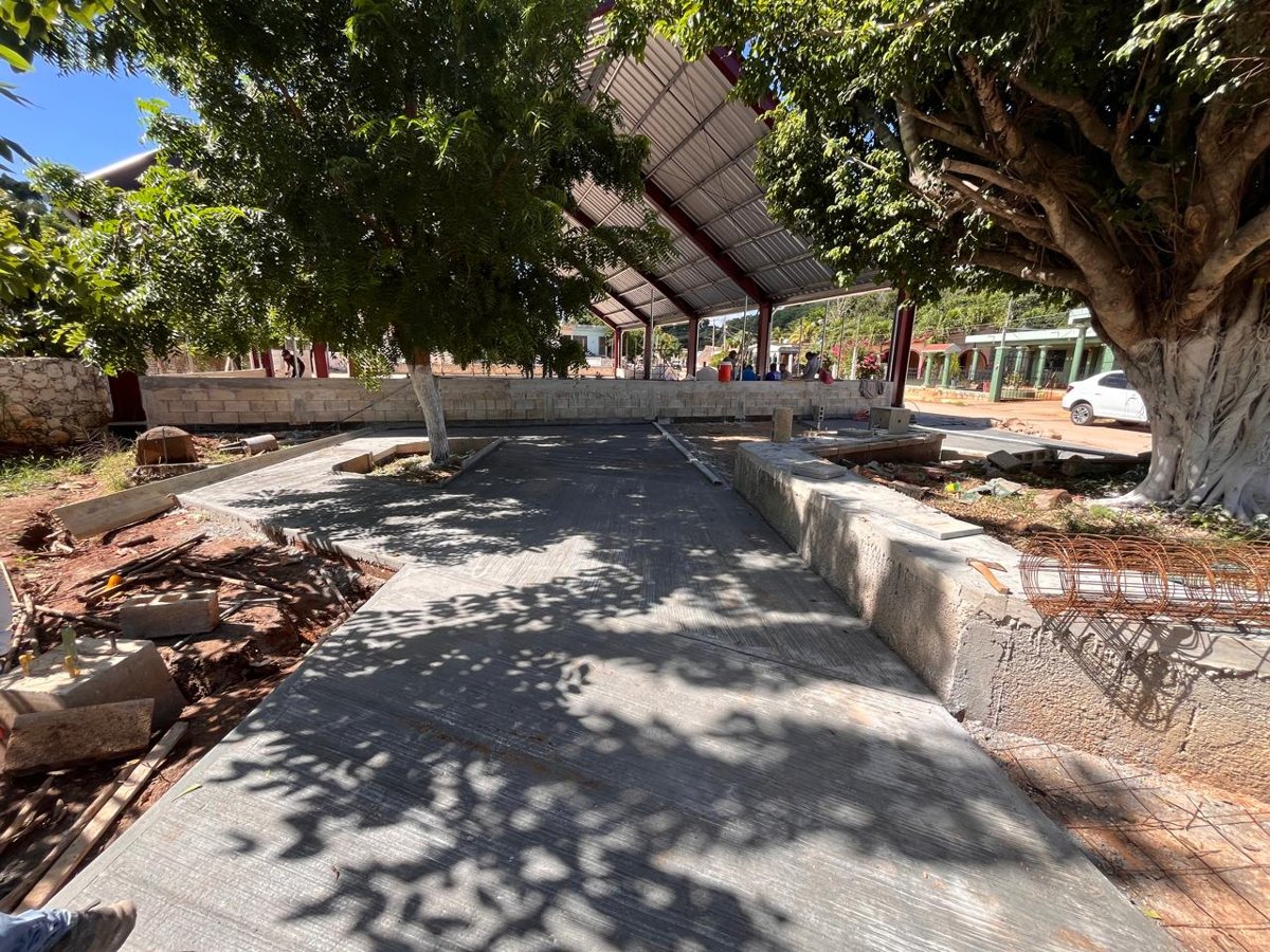 RECONSTRUCCIÓN DE CANCHA CON TECHUMBRE EN EL BARRIO DE GUADALUPE EN TINUN, TENABO