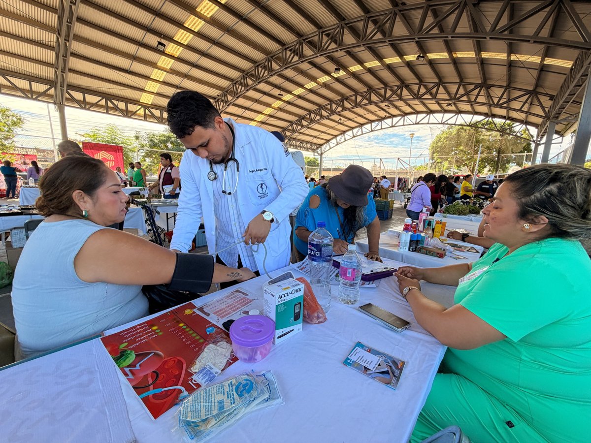MERCADITO DEL JAGUAR NAVIDEÑO FORTALECE EL BIENESTAR COMUNITARIO
