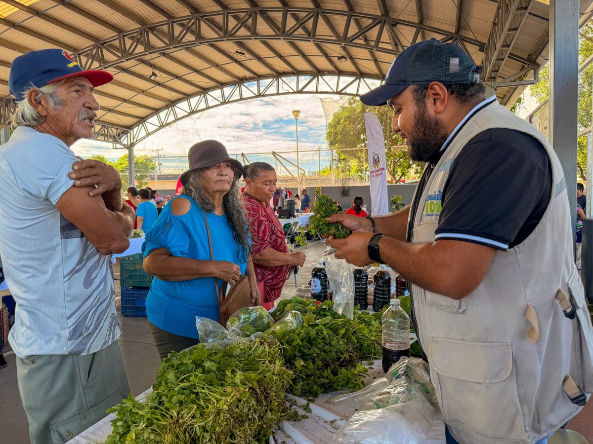MERCADITO DEL JAGUAR NAVIDEÑO FORTALECE EL BIENESTAR COMUNITARIO